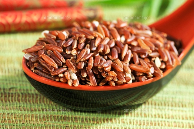 Whole grain red rice on Asian spoon[11047036990]の写真素材・イラスト素材｜アマナイメージズ