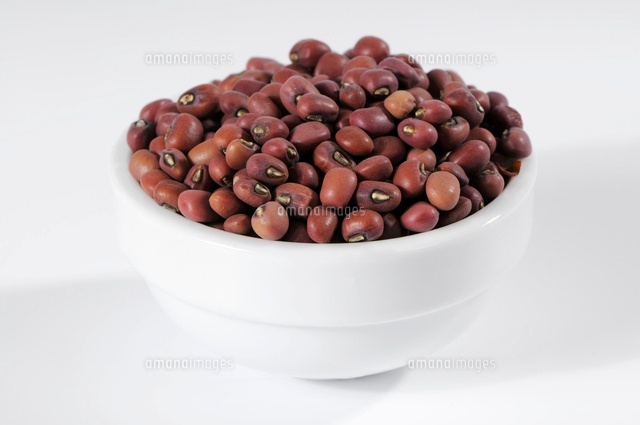 Azuki beans in ceramic bowl[11047036998]の写真素材・イラスト素材｜アマナイメージズ