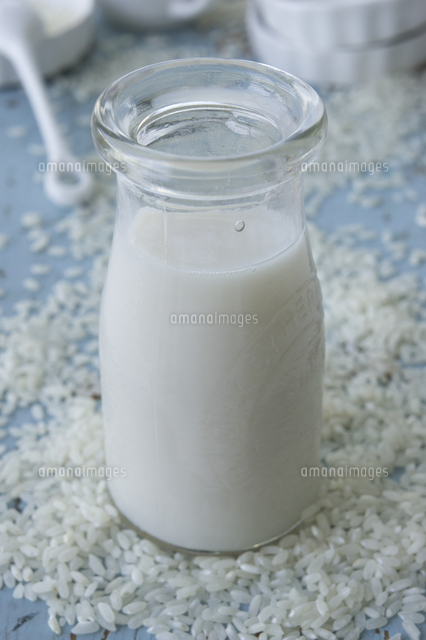 A bottle of rice milk with scattered rice grains[11047046304]の写真素材・イラスト ...