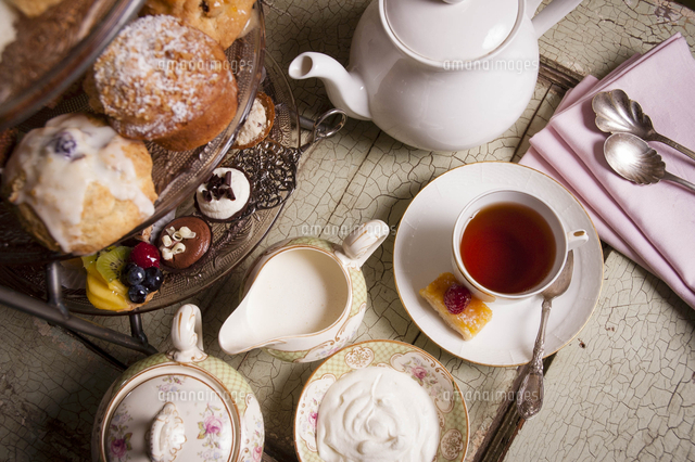 High Tea Afternoon Tea With Cakes And Pralines Seen From Above の写真素材 イラスト素材 アマナイメージズ