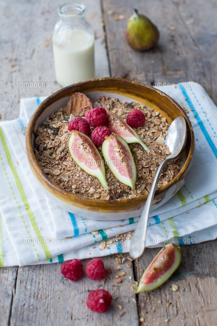 Granola with fresh figs and raspberries[11047056540]の写真素材・イラスト素材｜アマナイメージズ