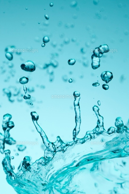 空中を跳ねる水 の写真素材 イラスト素材 アマナイメージズ