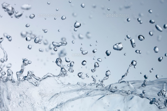 空中を跳ねる水 の写真素材 イラスト素材 アマナイメージズ