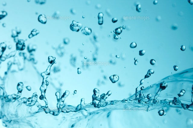 空中を跳ねる水 の写真素材 イラスト素材 アマナイメージズ