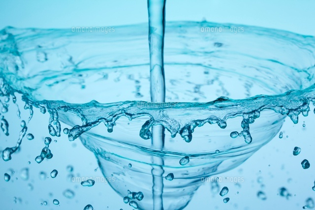 空中を跳ねる水 の写真素材 イラスト素材 アマナイメージズ