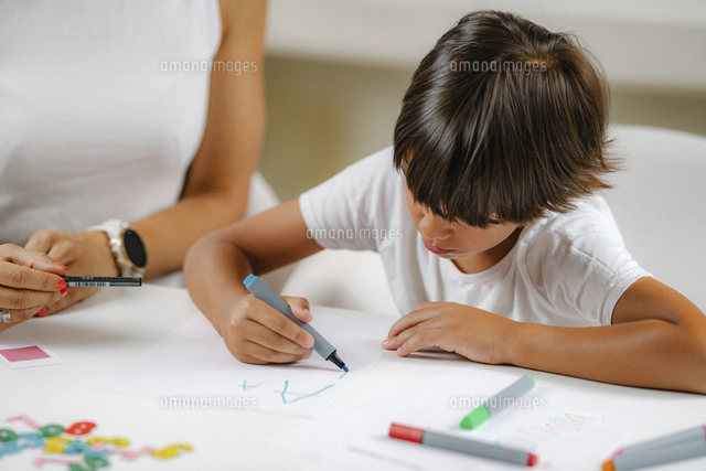 schooler Pre-schooler assessment[11068018394]の写真・イラスト素材｜アマナイメージズ