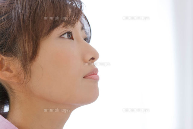 女性の横顔 20代女性の横顔[11032006518]の写真・イラスト素材｜アマナイメージズ