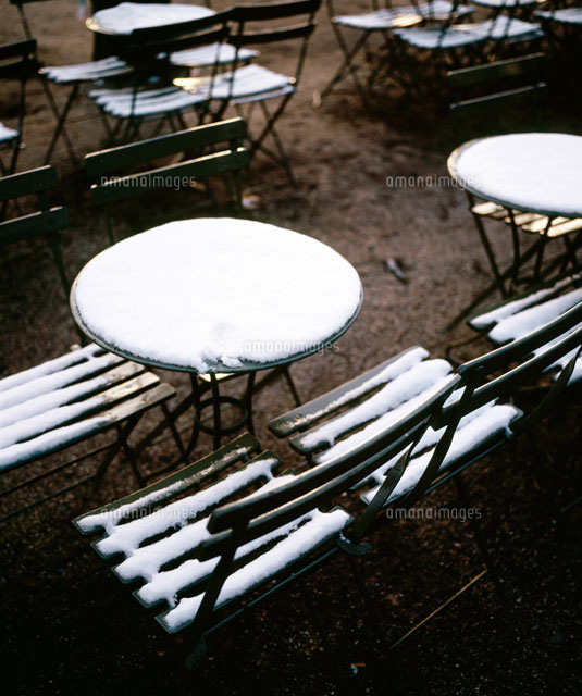 雪の積もった椅子とテーブル[11069000988]の写真・イラスト素材 