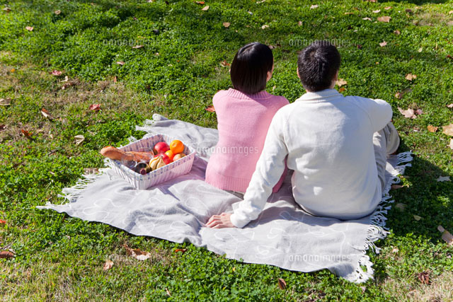 ピクニックをするカップル の写真素材 イラスト素材 アマナイメージズ ピクニックをするカップル の写真素材 イラスト素材 アマナイメージズ