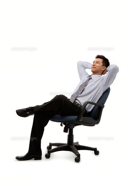 椅子に座ってリラックスする会社員 の写真素材 イラスト素材 アマナイメージズ
