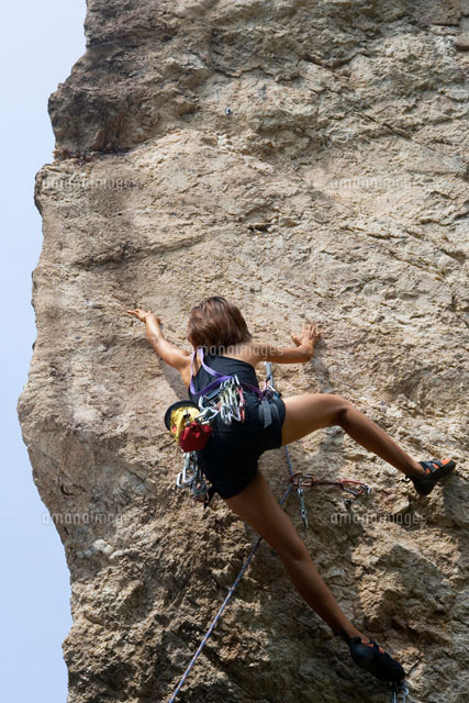 ロッククライミングをする若い女性 の写真素材 イラスト素材 アマナイメージズ