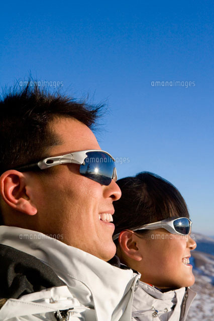 サングラスをした若いカップル の写真素材 イラスト素材 アマナイメージズ