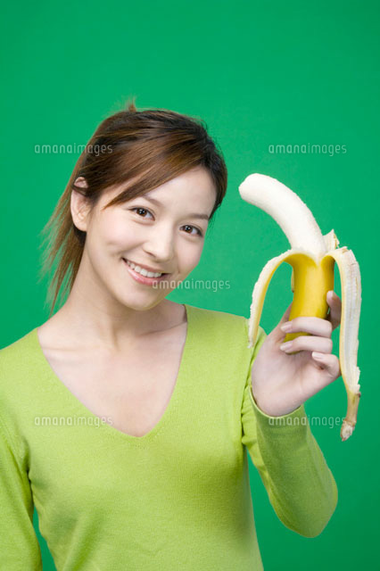バナナを持つ若い女性 の写真素材 イラスト素材 アマナイメージズ