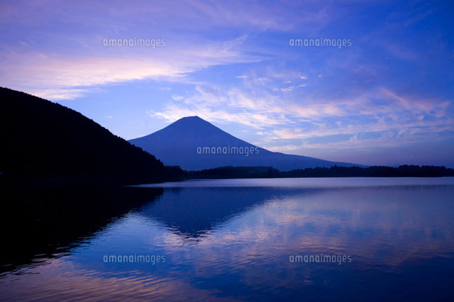 湖に反射する富士山 の写真素材 イラスト素材 アマナイメージズ