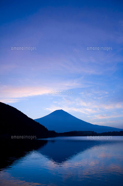 湖に反射する富士山 の写真素材 イラスト素材 アマナイメージズ