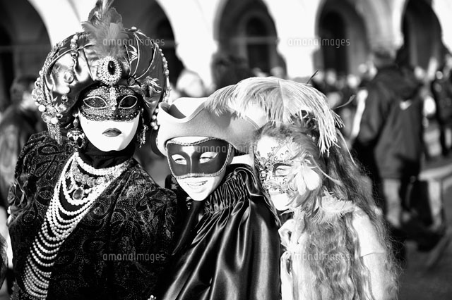 仮面をかぶった女性と子供 の写真素材 イラスト素材 アマナイメージズ