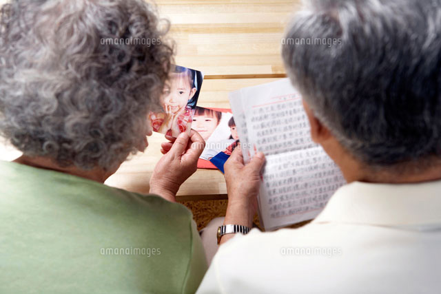 手紙を読む初老の夫婦の後姿 の写真素材 イラスト素材 アマナイメージズ