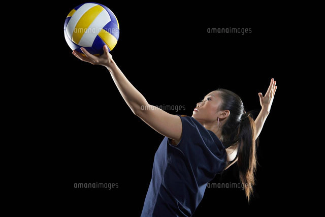 バレーボールを抱えた女性選手 の写真素材 イラスト素材 アマナイメージズ