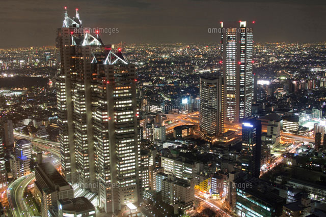夜の新宿の高層ビル の写真素材 イラスト素材 アマナイメージズ