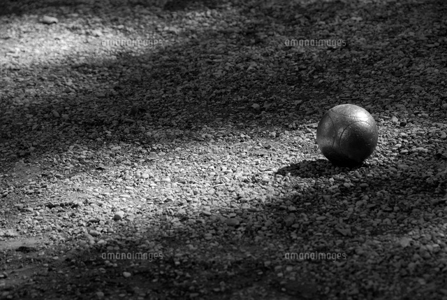 地面に落かれたペタンクの鉄球 の写真素材 イラスト素材 アマナイメージズ