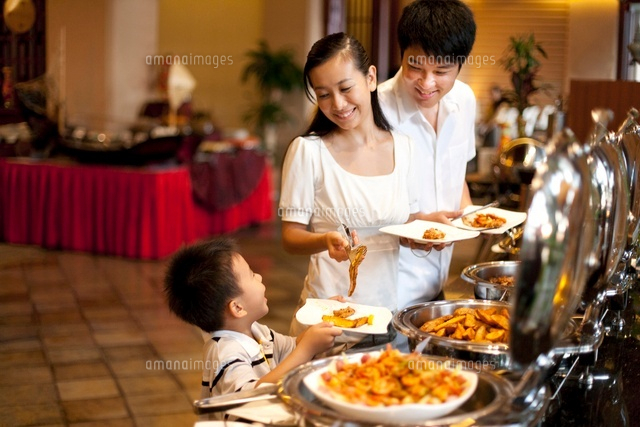 バイキングを楽しむ家族 の写真素材 イラスト素材 アマナイメージズ