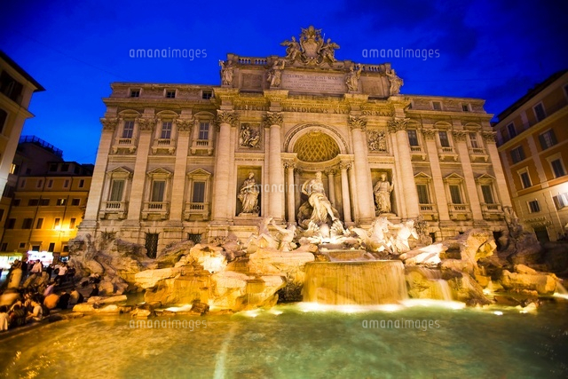夜のトレビの泉 の写真素材 イラスト素材 アマナイメージズ