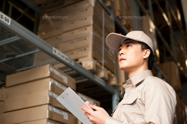 在庫確認をする作業員 の写真素材 イラスト素材 アマナイメージズ