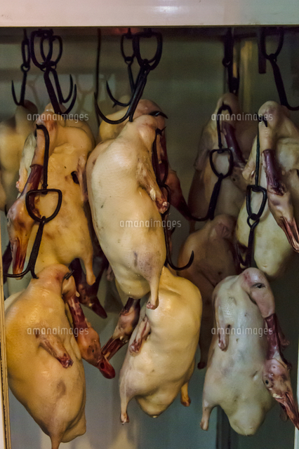 吊るされた北京ダック の写真素材 イラスト素材 アマナイメージズ