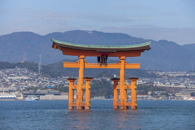 厳島神社の鳥居 の写真素材 イラスト素材 アマナイメージズ