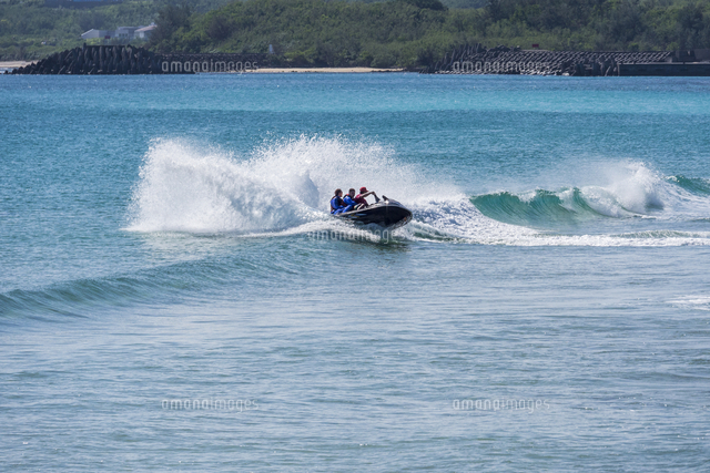 ジェットスキーを楽しむ人々 の写真素材 イラスト素材 アマナイメージズ