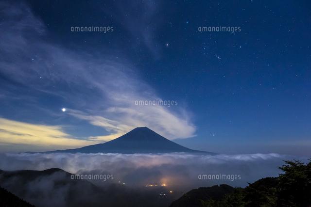 夜空と富士山[11069013781]の写真・イラスト素材｜アマナイメージズ
