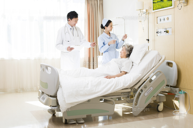 入院中の患者と医師と看護師 の写真素材 イラスト素材 アマナイメージズ