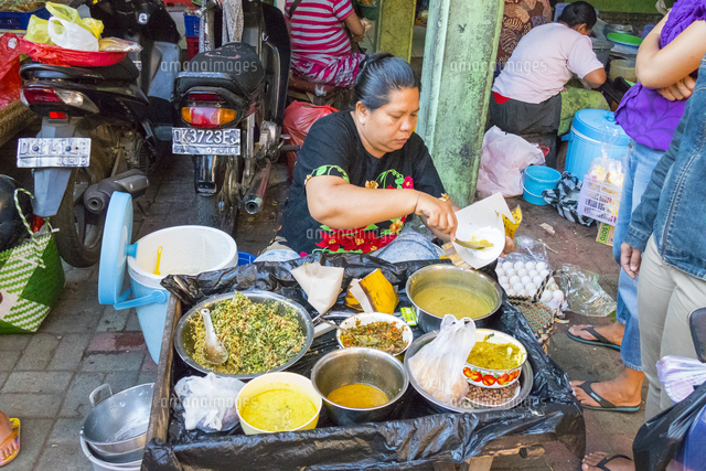 屋台で食べ物を売る女性 の写真素材 イラスト素材 アマナイメージズ 屋台で食べ物を売る女性 の写真素材 イラスト素材 アマナイメージズ