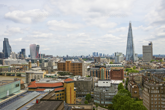 テート モダンから見るロンドンの町並みとザ シャード の写真素材 イラスト素材 アマナイメージズ