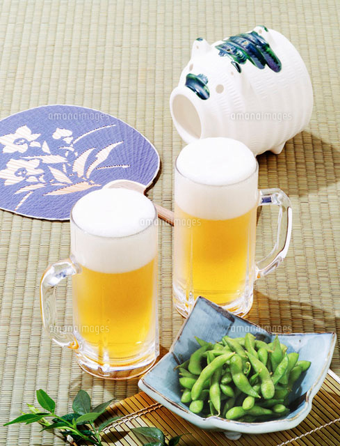ビールと枝豆 の写真素材 イラスト素材 アマナイメージズ