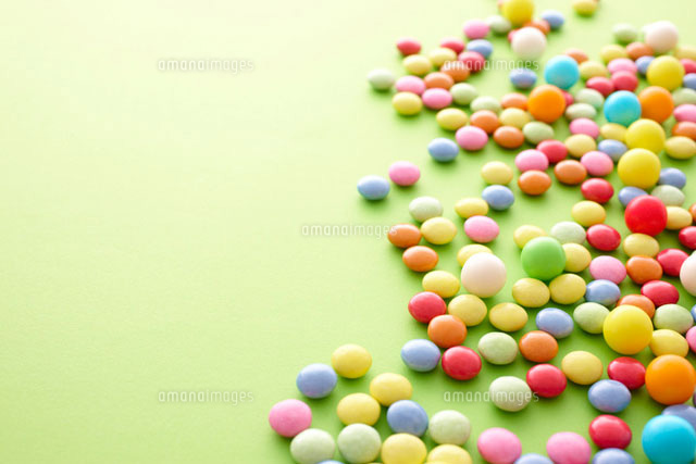 カラフルなマーブルチョコとガムボール の写真素材 イラスト素材 アマナイメージズ