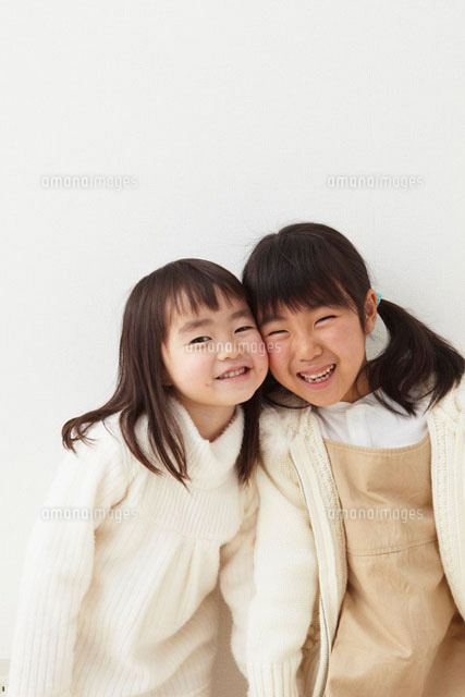 頬を寄せる2人の女の子 11070003059 の写真素材 イラスト素材 アマナイメージズ