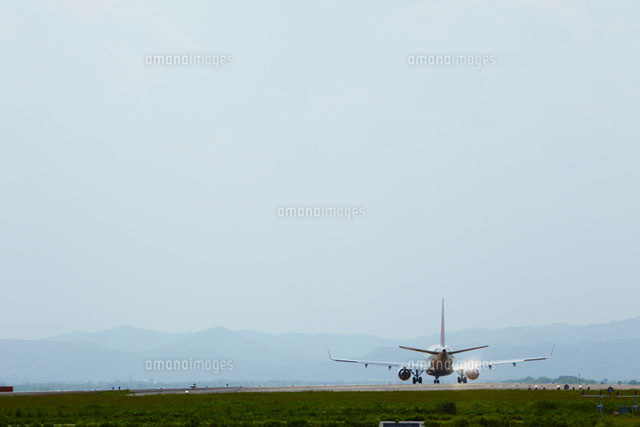 飛行場の飛行機 の写真素材 イラスト素材 アマナイメージズ