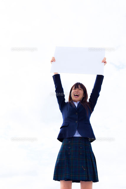 メッセージボードを掲げる女子学生 の写真素材 イラスト素材 アマナイメージズ