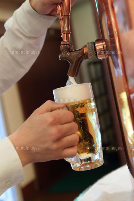 サーバーから注ぐビール の写真素材 イラスト素材 アマナイメージズ