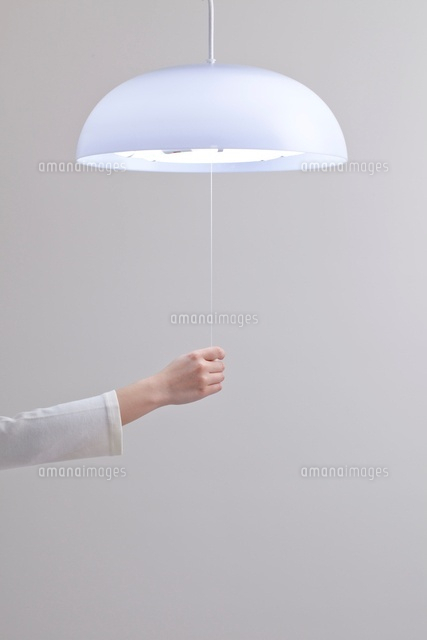 照明のスイッチひもを持つ手 の写真素材 イラスト素材 アマナイメージズ