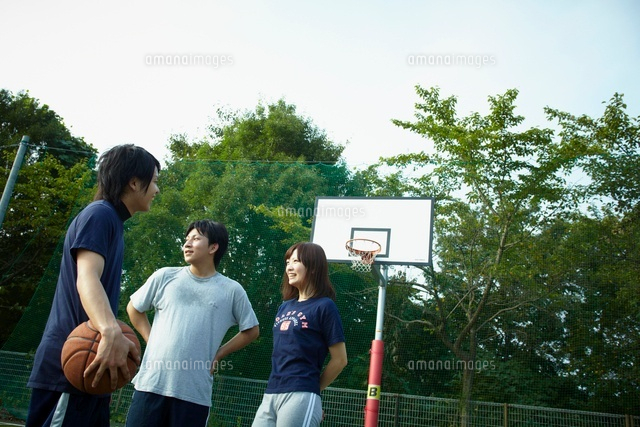 バスケットコートに立つ3人の若者達 の写真素材 イラスト素材 アマナイメージズ