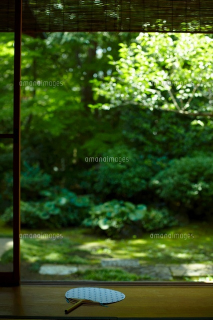 縁側と緑の庭 の写真素材 イラスト素材 アマナイメージズ