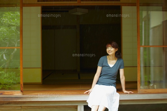 縁側に座る女性 の写真素材 イラスト素材 アマナイメージズ