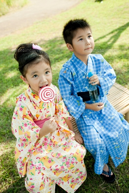 浴衣姿で飴を舐める女の子とラムネを持つ男の子 の写真素材 イラスト素材 アマナイメージズ