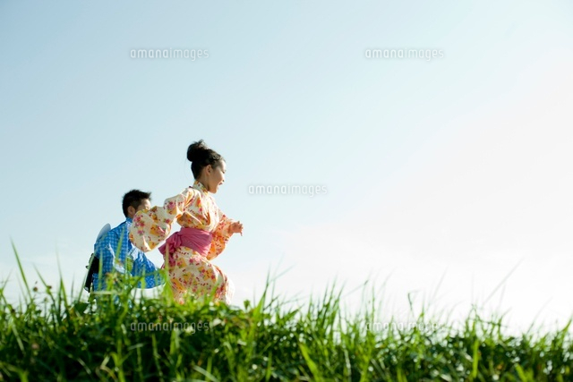 走る浴衣姿の男の子と女の子 の写真素材 イラスト素材 アマナイメージズ