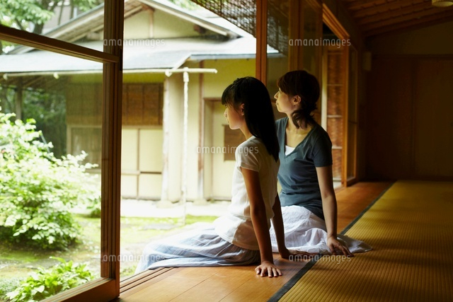 縁側から庭を眺める女の子と女性 の写真素材 イラスト素材 アマナイメージズ
