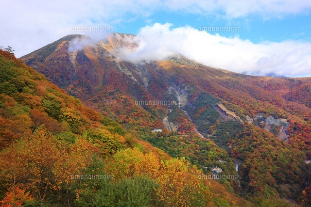 秋の男体山 栃木県 の写真素材 イラスト素材 アマナイメージズ