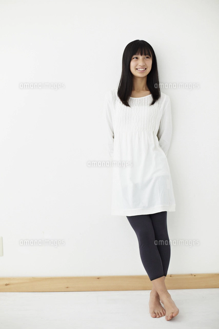 よりかかる 全身の写真素材 ストックフォト アマナイメージズ