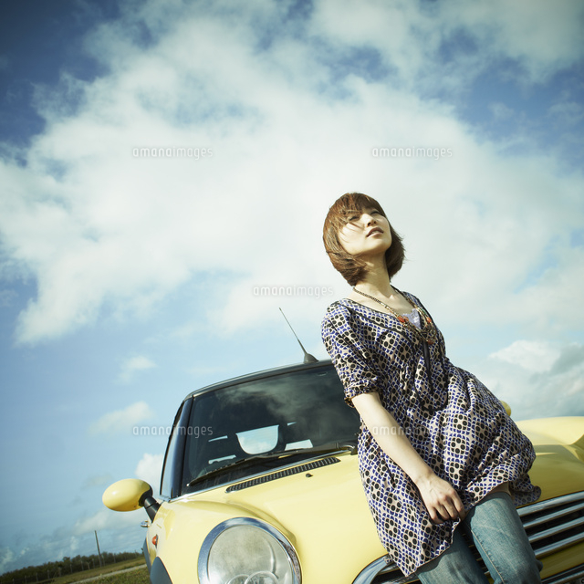 車と女性 の写真素材 イラスト素材 アマナイメージズ